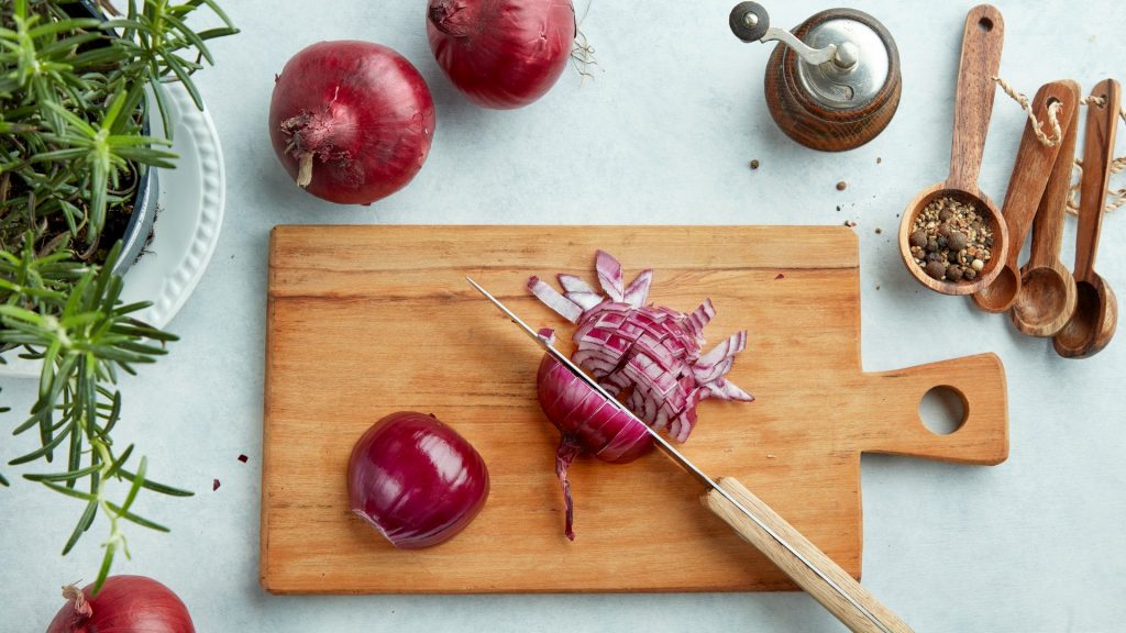 Bilasizmi, nima uchun piyoz to‘g‘rayotganda yig‘laymiz?